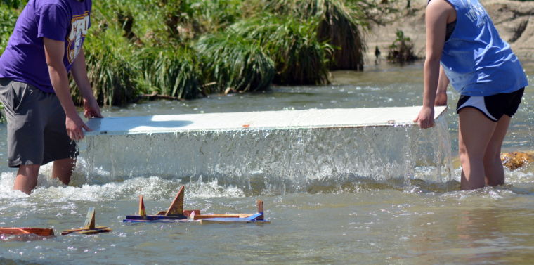 Toy boat race